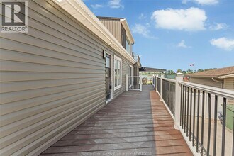 8830 Riverside Dr E in Windsor, ON - Foto de edificio - Building Photo