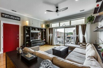 2740 W Belmont Ave in Chicago, IL - Foto de edificio - Building Photo