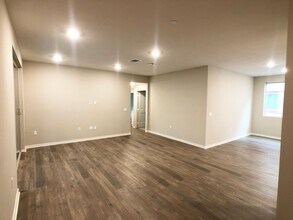 195 Bowery in Irvine, CA - Foto de edificio - Building Photo