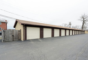 St. Charles Condominiums in Bensenville, IL - Foto de edificio - Building Photo