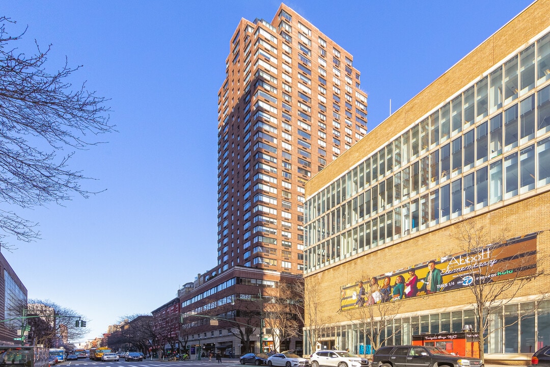 45 W 67th St in New York, NY - Building Photo