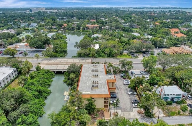 1650 Pine Tree Ln, Unit 104 in Sarasota, FL - Building Photo - Building Photo