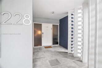 879 NE 195th St in Miami, FL - Building Photo - Building Photo