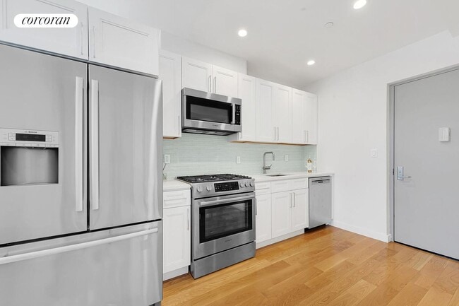 21-17 31st Ave in Queens, NY - Building Photo - Building Photo