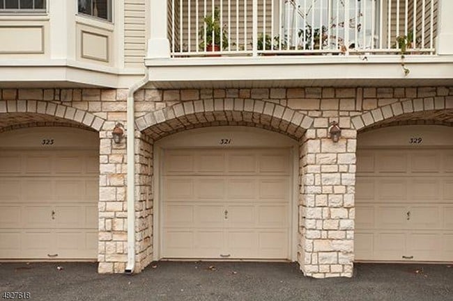 321 Edmonton Ct in Livingston, NJ - Building Photo - Building Photo