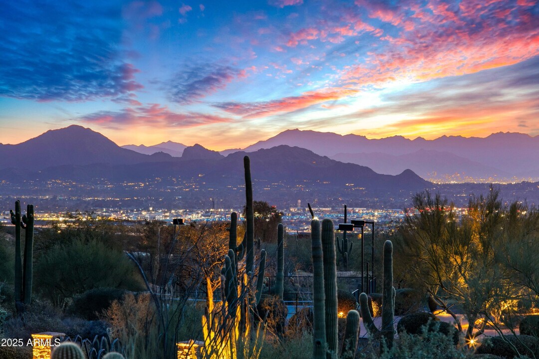 10029 E Calle De Las Brisas in Scottsdale, AZ - Building Photo