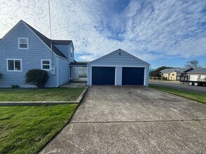 127 NE Benton St in Newport, OR - Building Photo - Building Photo