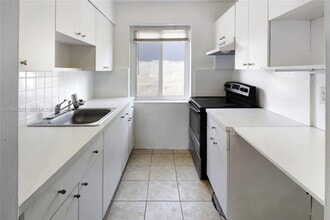 8100 Crespi Blvd in Miami Beach, FL - Building Photo - Building Photo