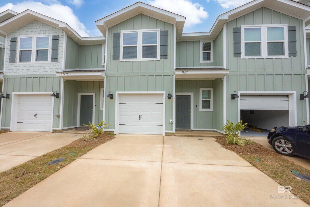 32195 Emancipation Cir in Spanish Fort, AL - Building Photo