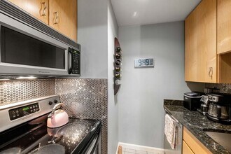 350 W 4th St, Unit 103 in Boston, MA - Foto de edificio - Building Photo