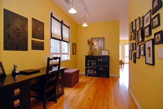 921 W Fletcher St, Unit 2 in Chicago, IL - Building Photo - Building Photo