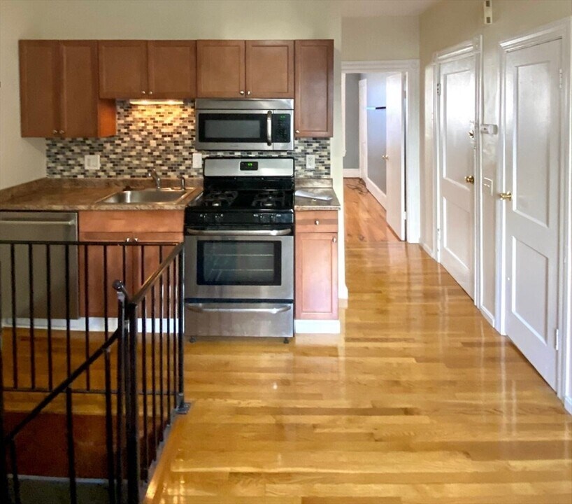 284 Chelsea St in Boston, MA - Building Photo