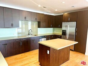 4211 Redwood Ave in Los Angeles, CA - Building Photo - Building Photo