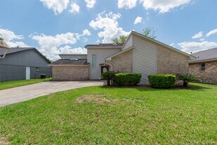 1915 Mustang Springs Dr in Missouri City, TX - Building Photo