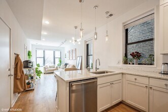 1022 N Ashland Ave, Unit 2 in Chicago, IL - Building Photo - Building Photo