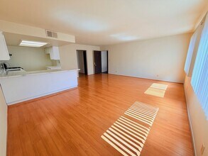 421 N Kenneth Rd, Unit 209 in Burbank, CA - Building Photo - Building Photo