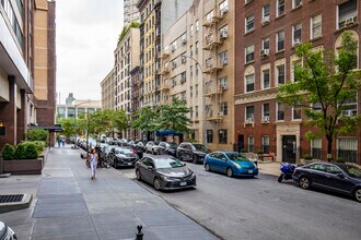 29 W 64th St in New York, NY - Building Photo - Building Photo