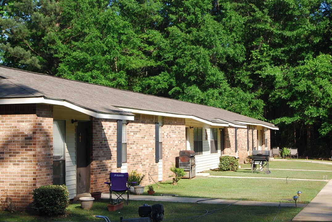 Pinewood Court in Lanett, AL - Foto de edificio