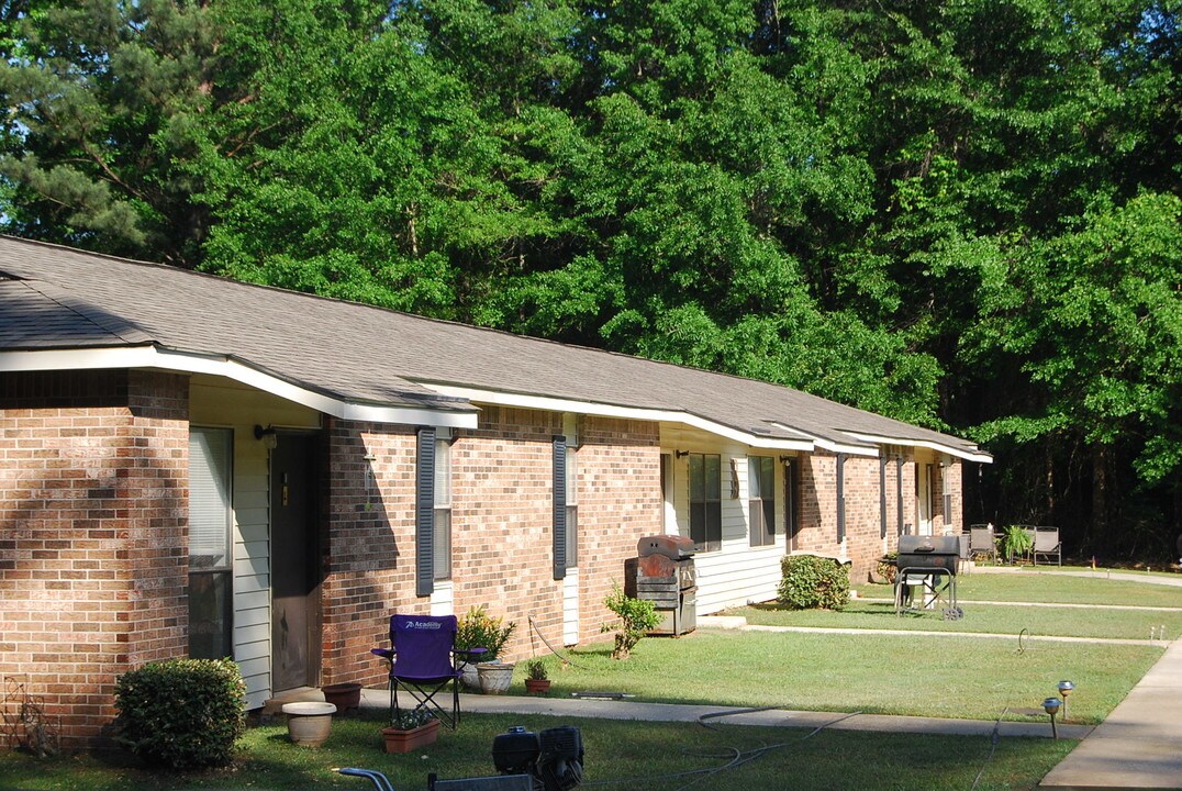 Pinewood Court in Lanett, AL - Building Photo