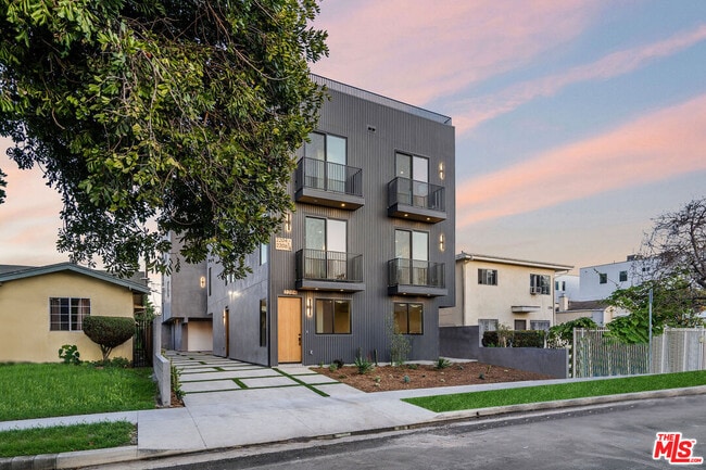 2206 Carmona Ave in Los Angeles, CA - Building Photo - Building Photo