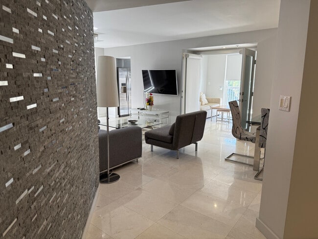 2333 Brickell Ave in Miami, FL - Foto de edificio - Building Photo