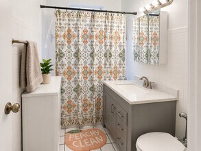 2467 N Clark St in Chicago, IL - Building Photo - Building Photo