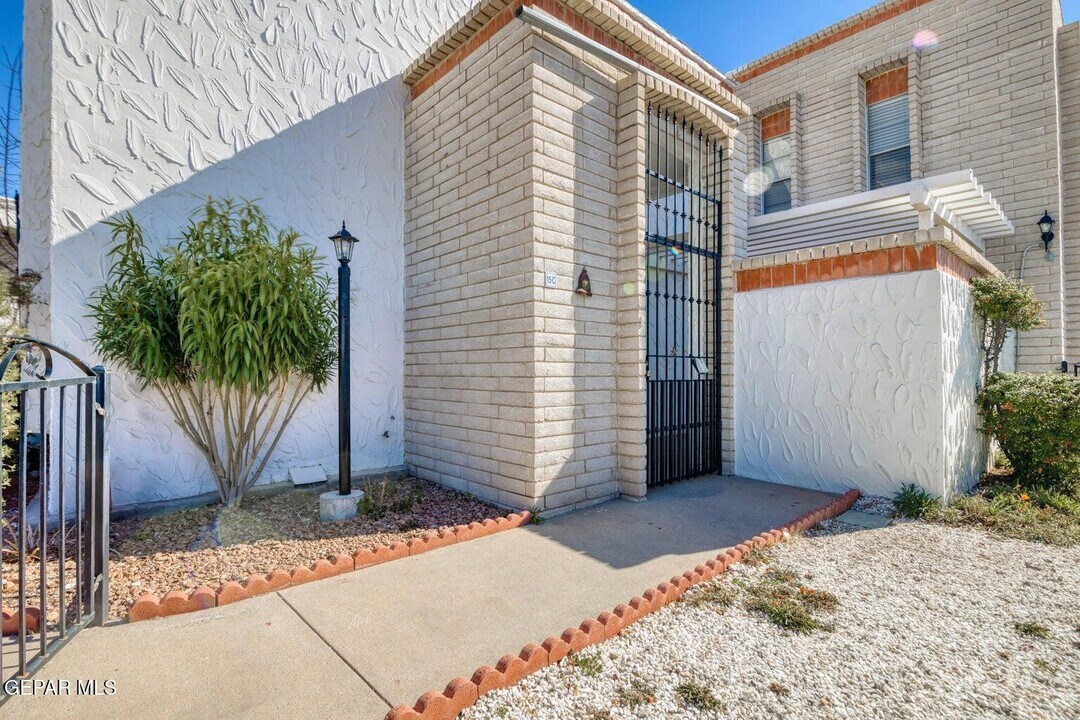 6201 Escondido Dr in El Paso, TX - Building Photo