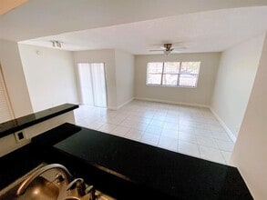 530 S Park Rd, Unit 16-11 in Hollywood, FL - Foto de edificio - Building Photo