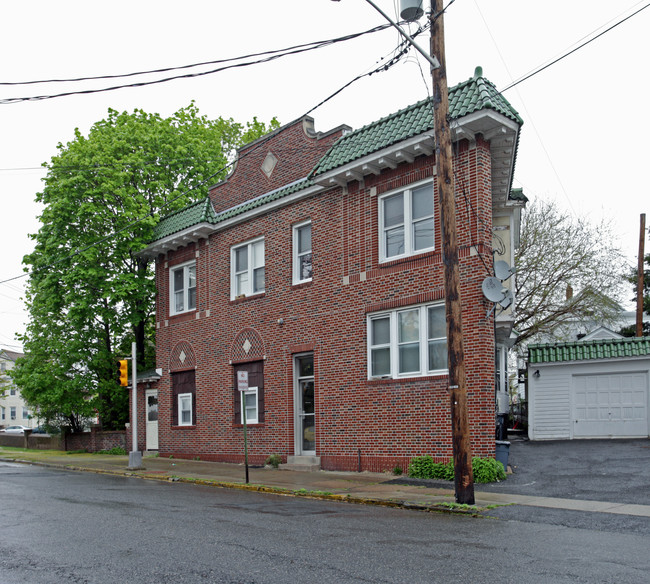 104 Midland Ave in Garfield, NJ - Foto de edificio - Building Photo