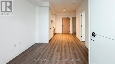 8 Interchange Wy in Vaughan, ON - Building Photo - Building Photo