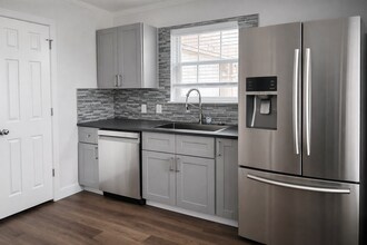 7129 Walkup Ln in Austin, TX - Building Photo - Building Photo