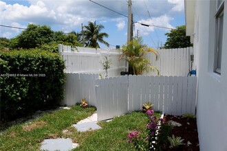 301 SW 9th Terrace in Hallandale Beach, FL - Foto de edificio - Building Photo