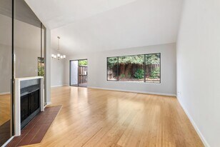 922 Jungfrau Ct in Milpitas, CA - Building Photo