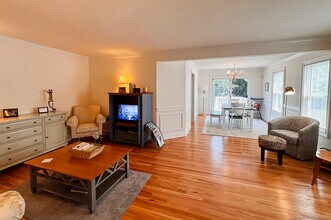 391 S Pine Creek Rd in Fairfield, CT - Building Photo - Building Photo
