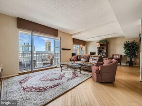 250 S President St in Baltimore, MD - Building Photo - Building Photo