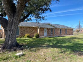 953 Co Rd 3351 in Kempner, TX - Building Photo