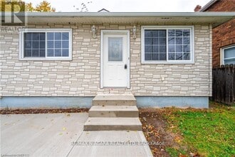 7121 Dorchester Rd in Niagara Falls, ON - Building Photo - Building Photo