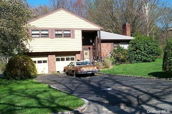 13 Gay Dr in Kings Point, NY - Building Photo