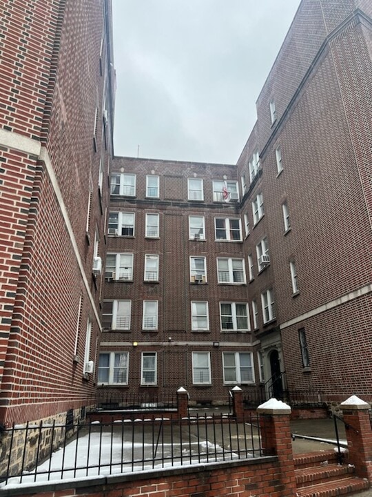 615 Pelham Pky N in Bronx, NY - Foto de edificio