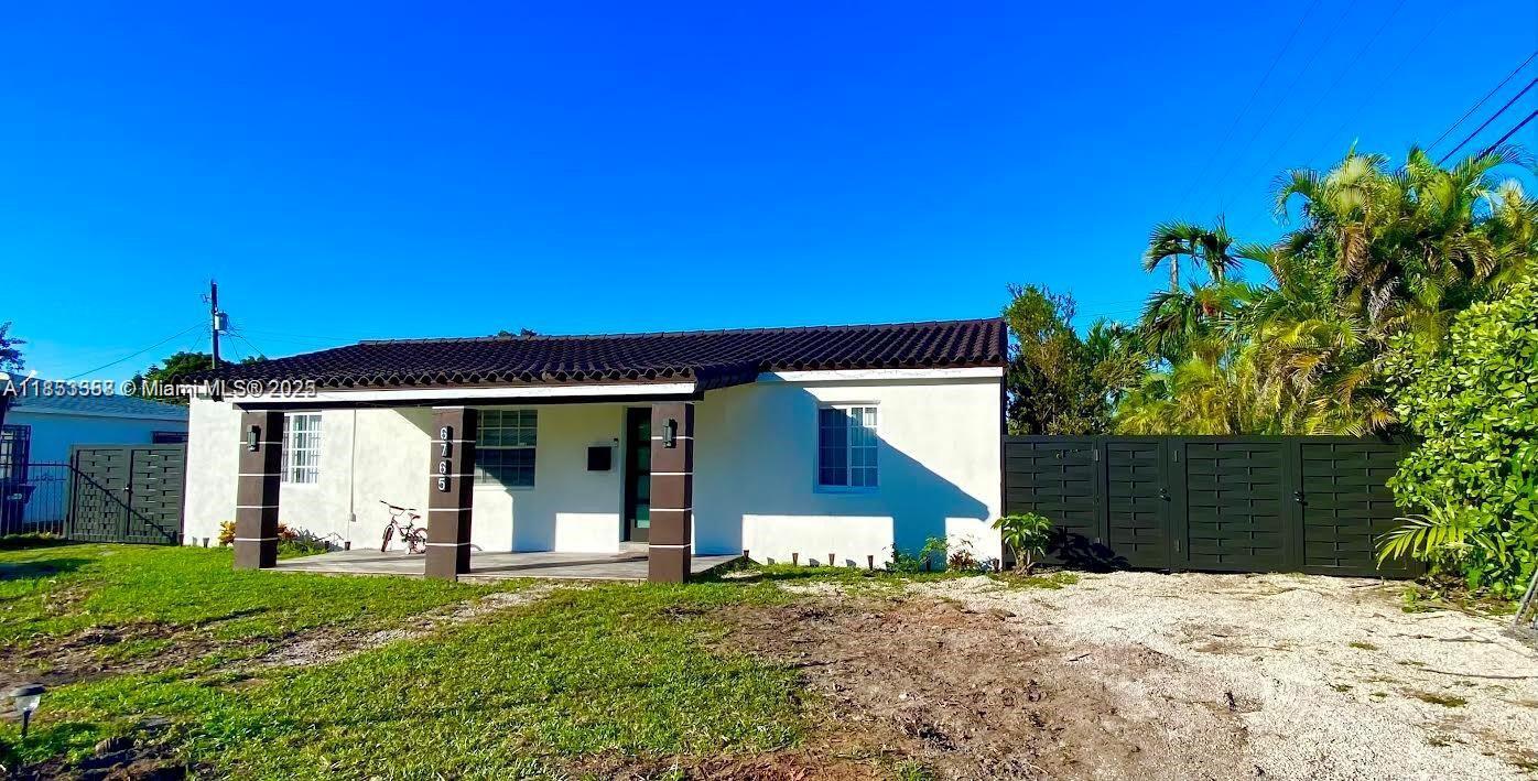 6765 SW 17th St in Miami, FL - Building Photo