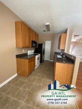 365 Brookview Dr in Riverdale, GA - Building Photo - Building Photo