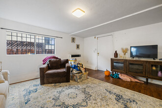 939 W MacArthur Blvd in Oakland, CA - Building Photo - Interior Photo