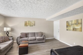 Greenway Apartments in Indianapolis, IN - Foto de edificio - Building Photo