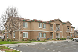 Kings Manor in Corcoran, CA - Foto de edificio - Building Photo