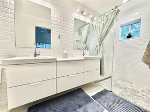 1476 Presidio Dr in Weston, FL - Foto de edificio - Building Photo