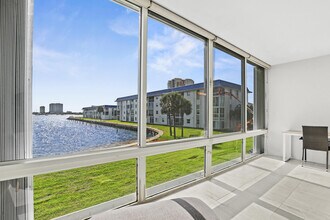 2936 Lake Shore Dr in West Palm Beach, FL - Foto de edificio - Building Photo