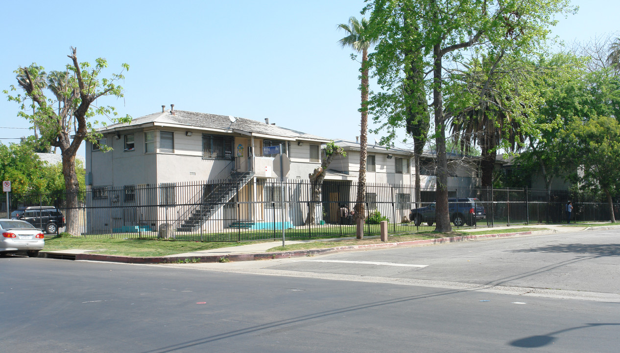 14753 Blythe St in Panorama City, CA - Foto de edificio