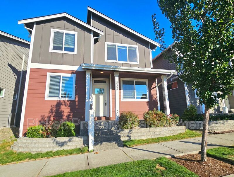 1032 Magnuson Way in Bremerton, WA - Building Photo
