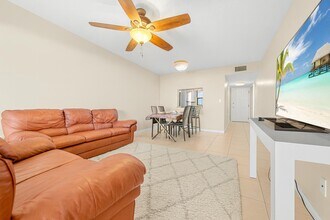 1901 Woolbright Rd in Boynton Beach, FL - Building Photo - Building Photo