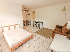 1250 S Alhambra Cir-Unit -12-A in Coral Gables, FL - Building Photo - Building Photo